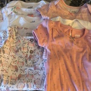 Carter’s onesies - set of 7 sz 6-9 mo
